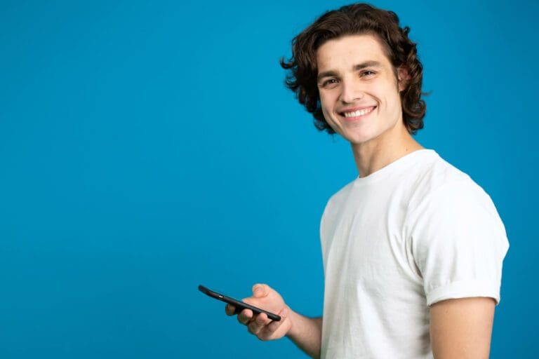 homme souriant sur son téléphone