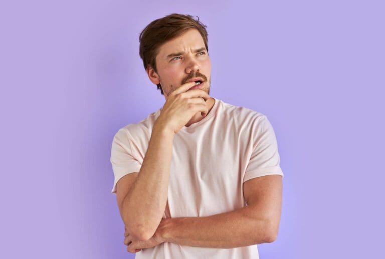 homme réfléchit