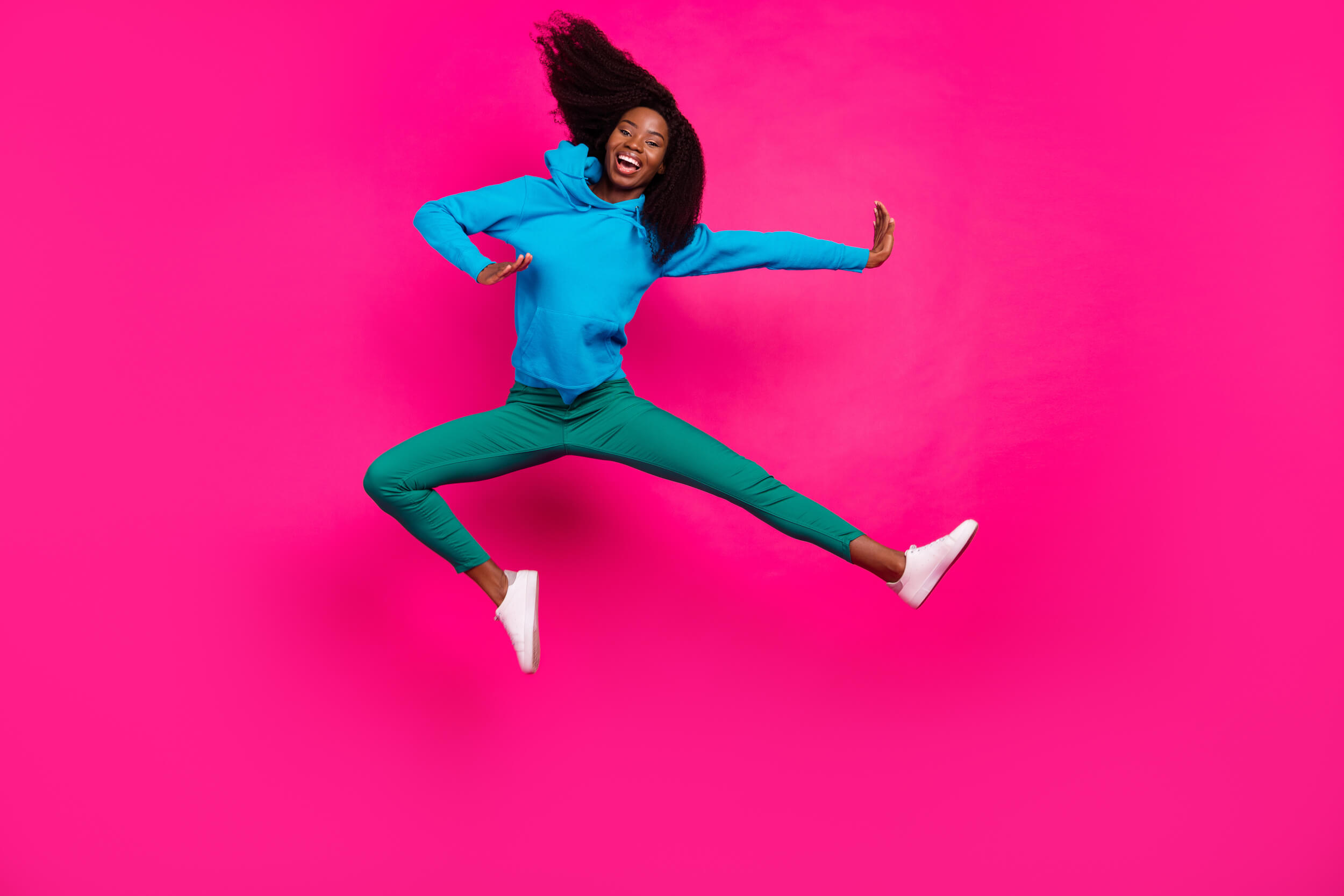 femme qui saute énergique