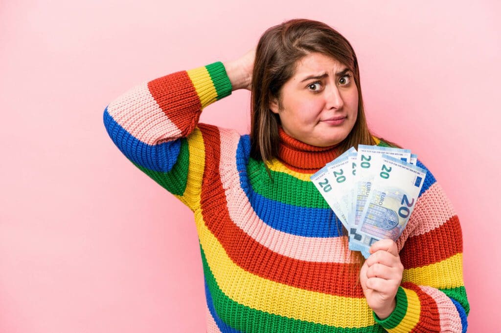 Femme tenant une série de billet et se tenant la tête de manière perplexe