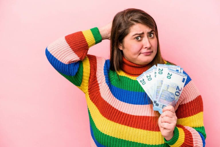 Femme tenant une série de billet et se tenant la tête de manière perplexe