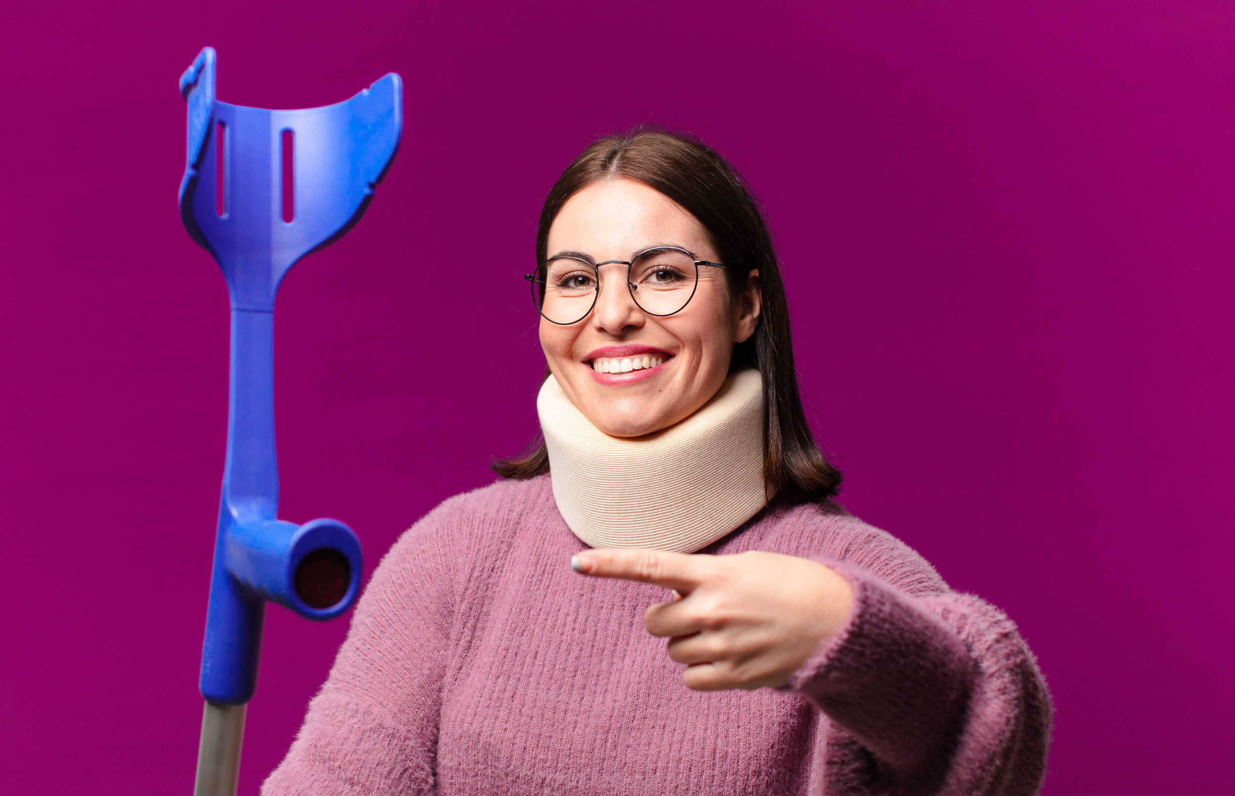 femme avec minerve et béquille