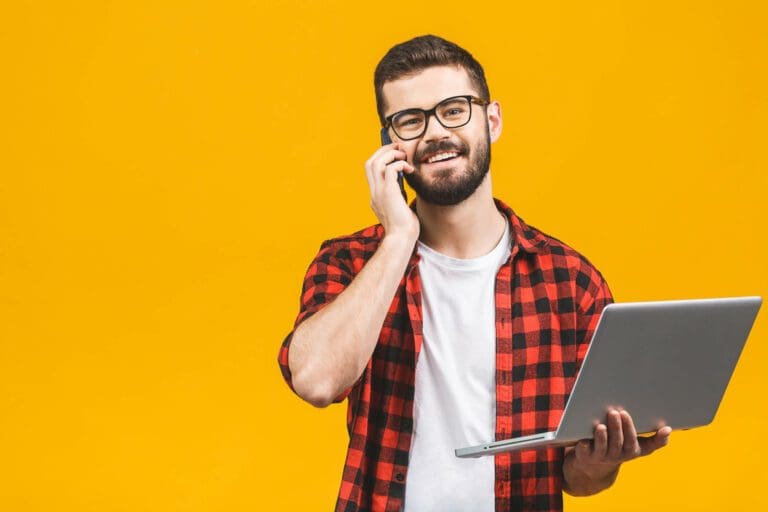 homme au tel avec un ordi