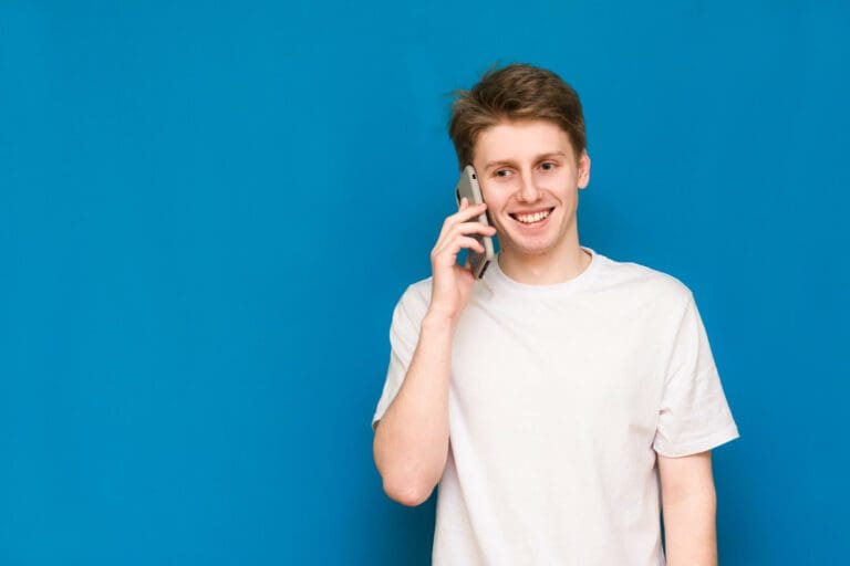 homme au téléphone