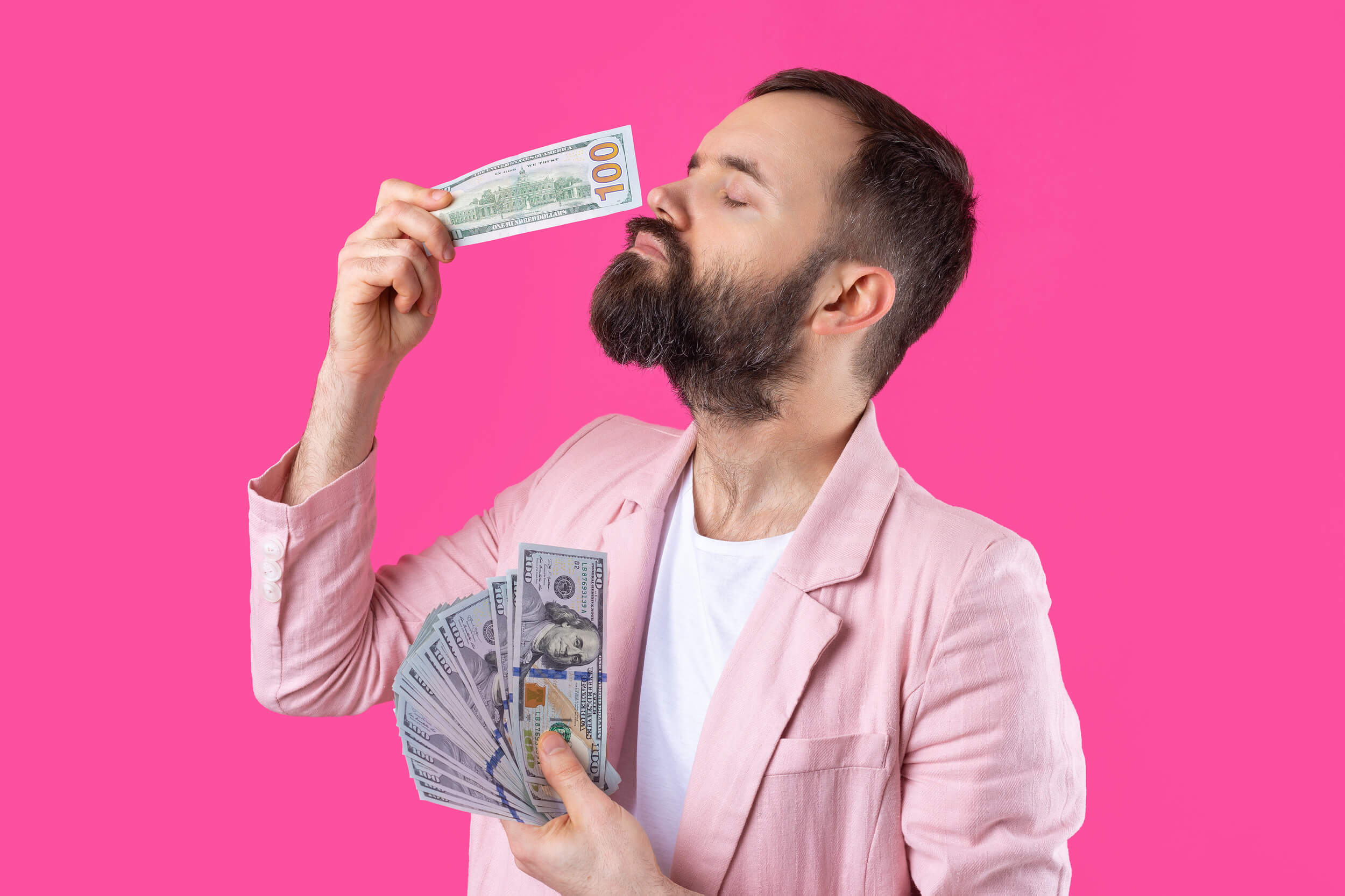 mec qui sent de l'argent