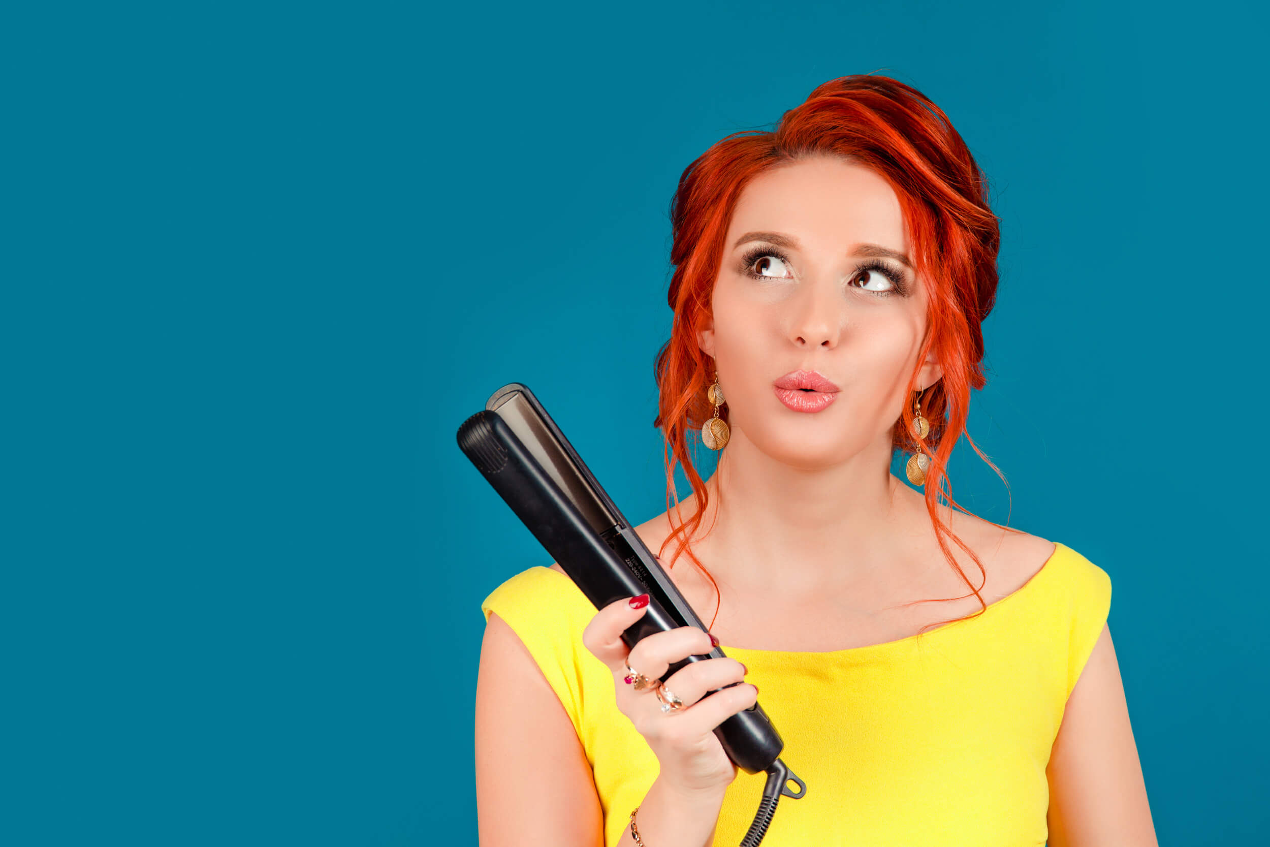 femme avec un lisseur