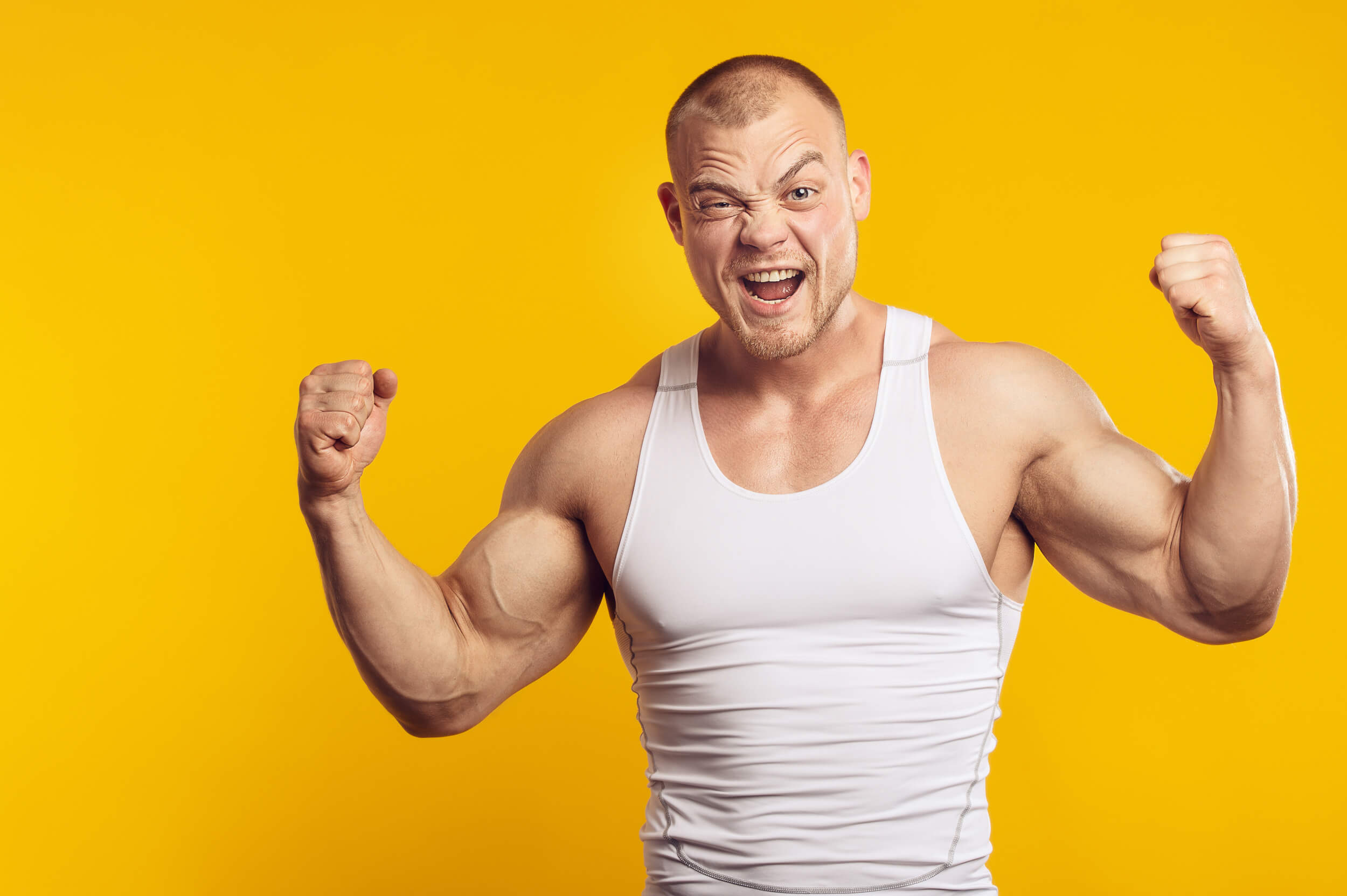 mec montre ses muscles