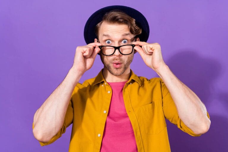 homme à lunettes