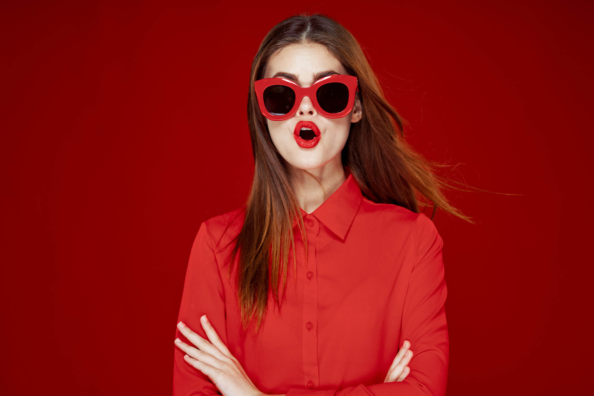 femme rouge à lèvres et lunettes de soleil