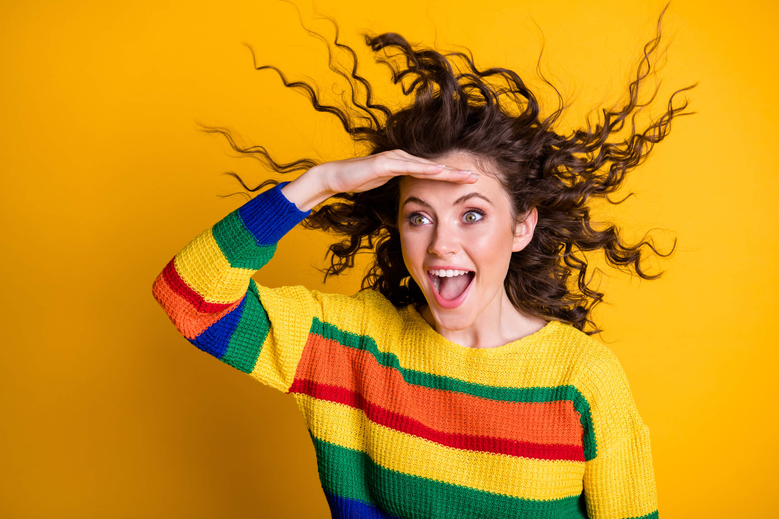 femme qui regarde vers l'avant