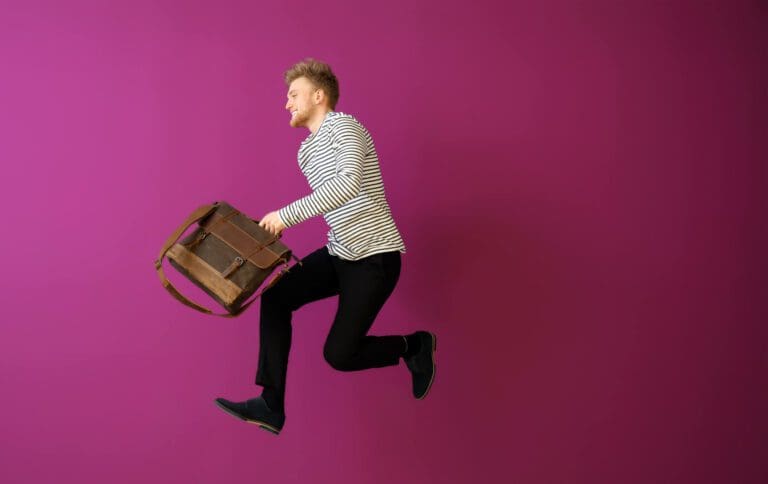 homme qui saute avec une malette
