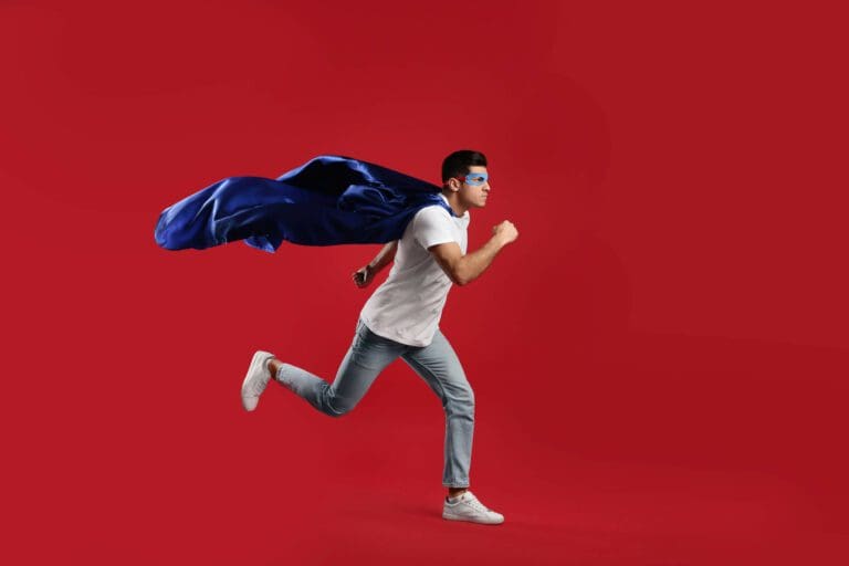 mec qui court avec une cape