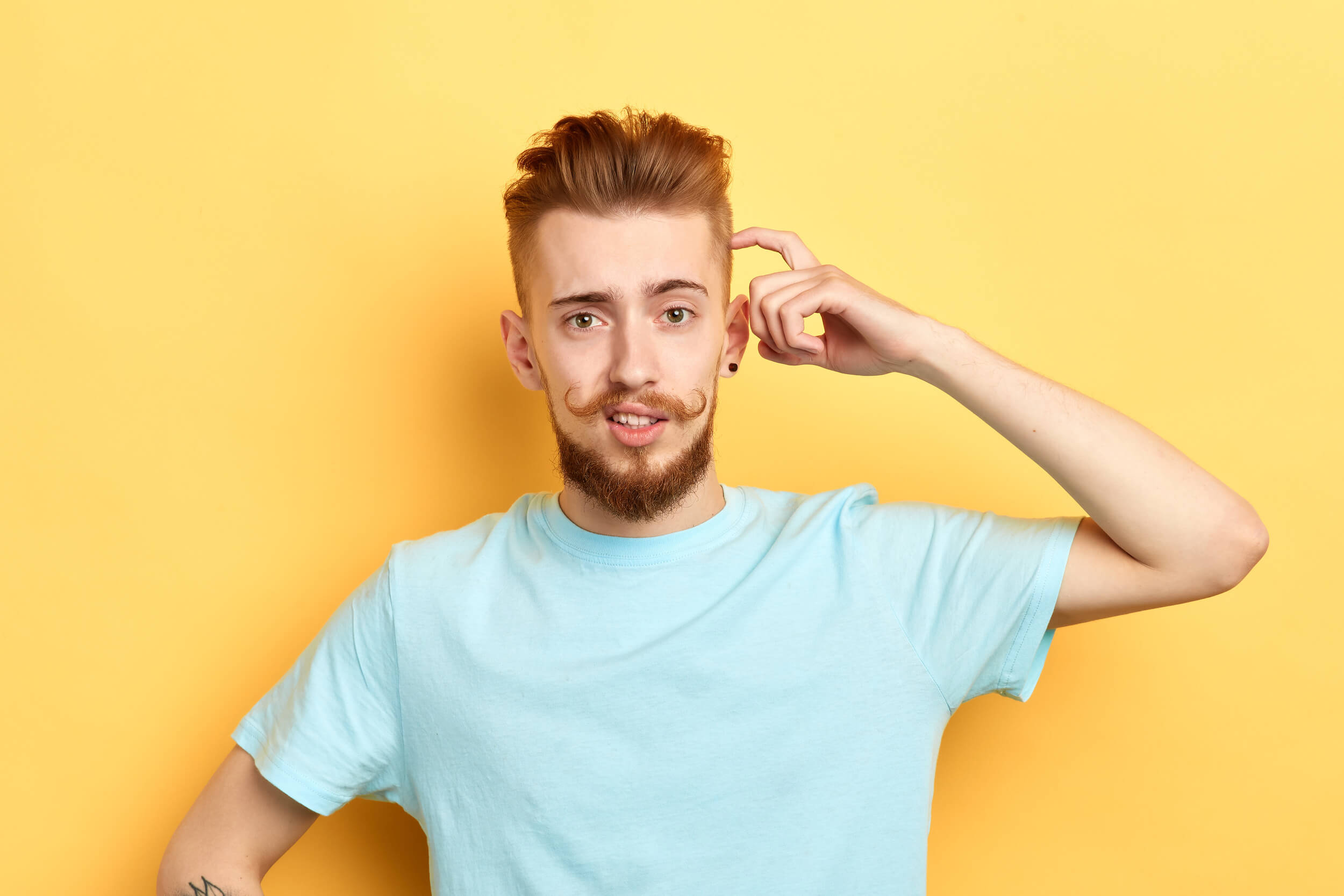 homme se gratte la tête