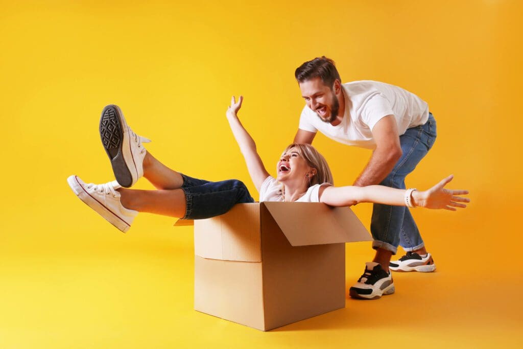 homme avec une femme dans un carton