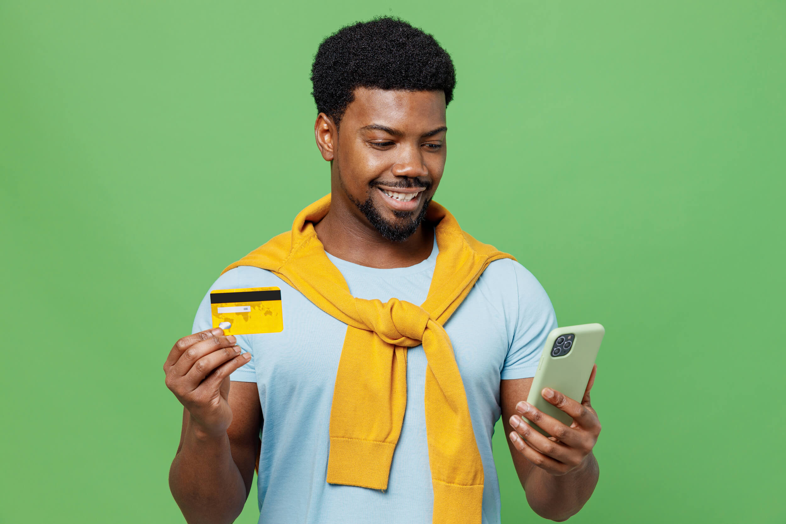 homme avec carte de crédit et téléphone