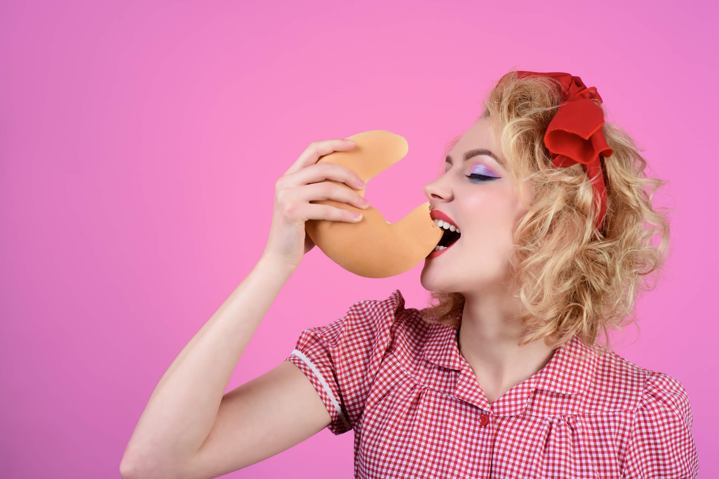 femme qui mange un croissant