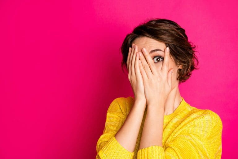 femme sui se cache le visage