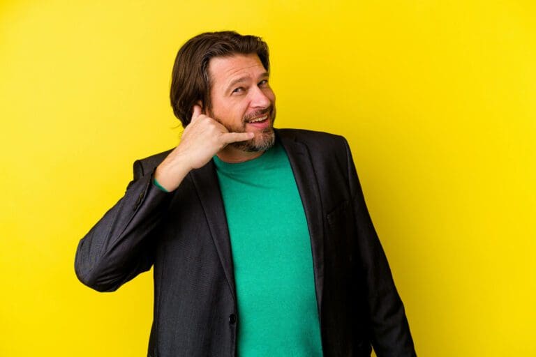 homme avec un téléphone avec ses doigts