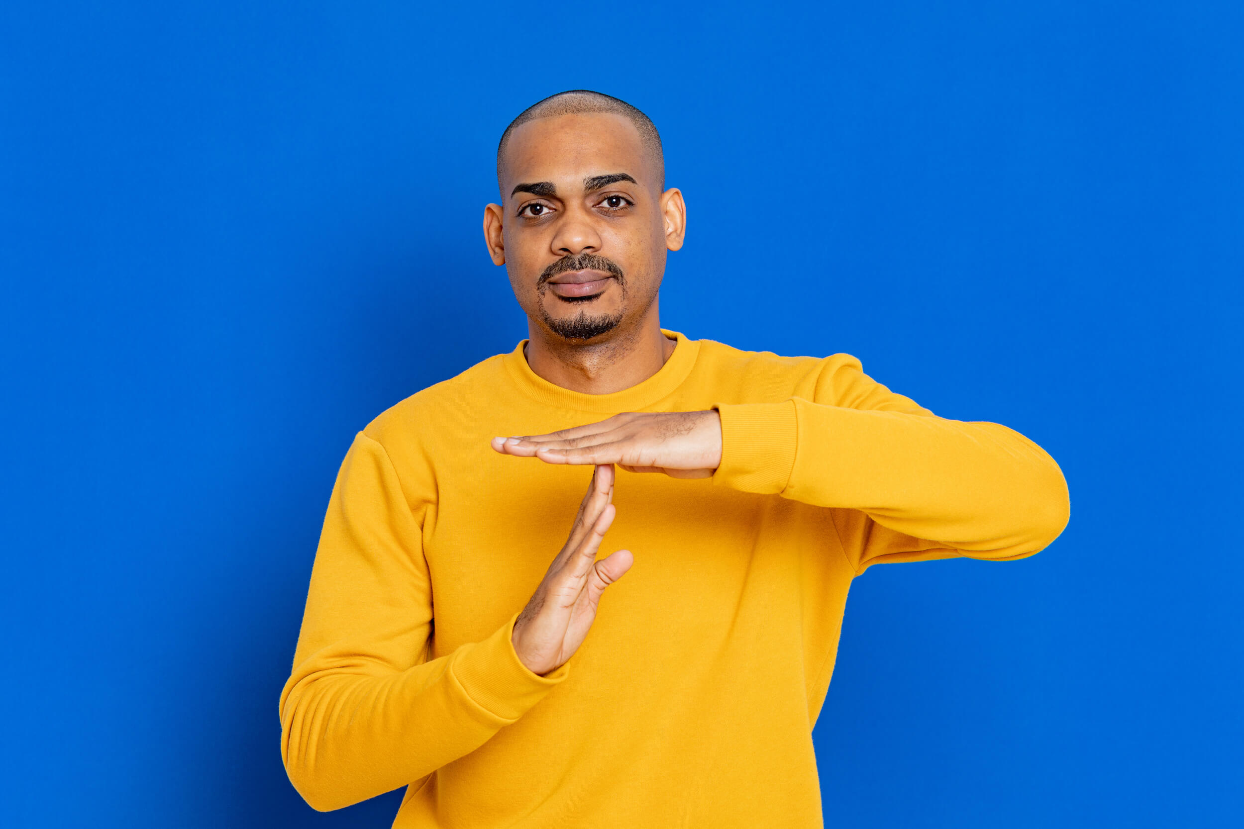 homme fait un signe de pause avec ses mains