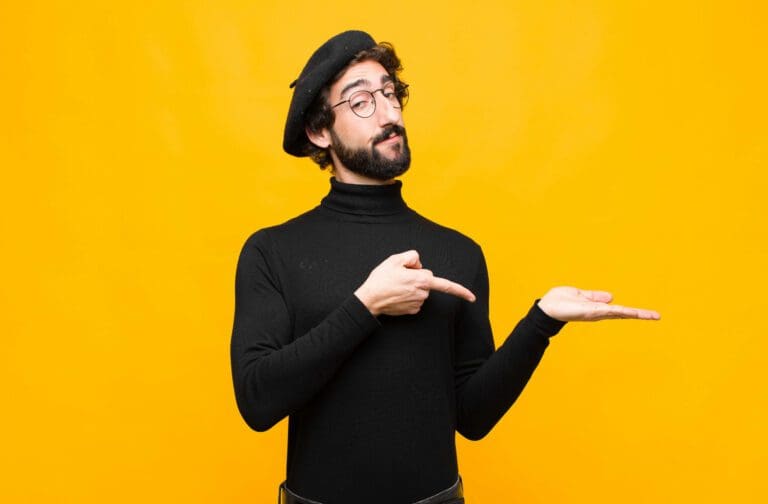 homme qui porte un beret
