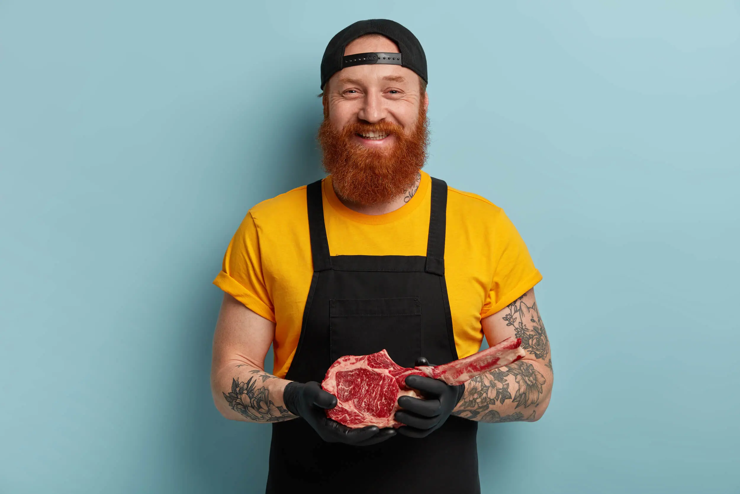 homme avec un morceau de viande dans les mains