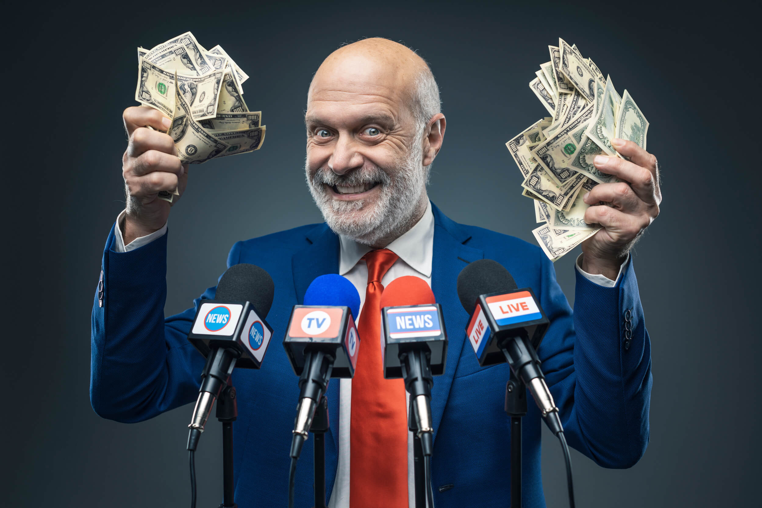 Politicien en tribune qui tient des billets