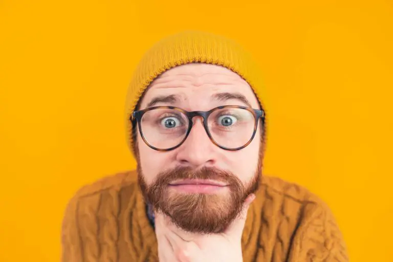 homme gros plan se gratte la barbe
