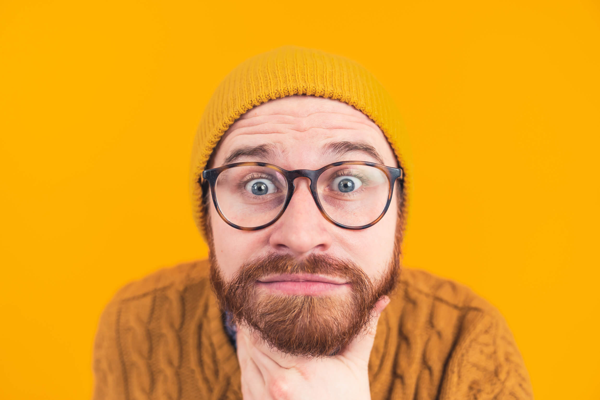 homme gros plan se gratte la barbe