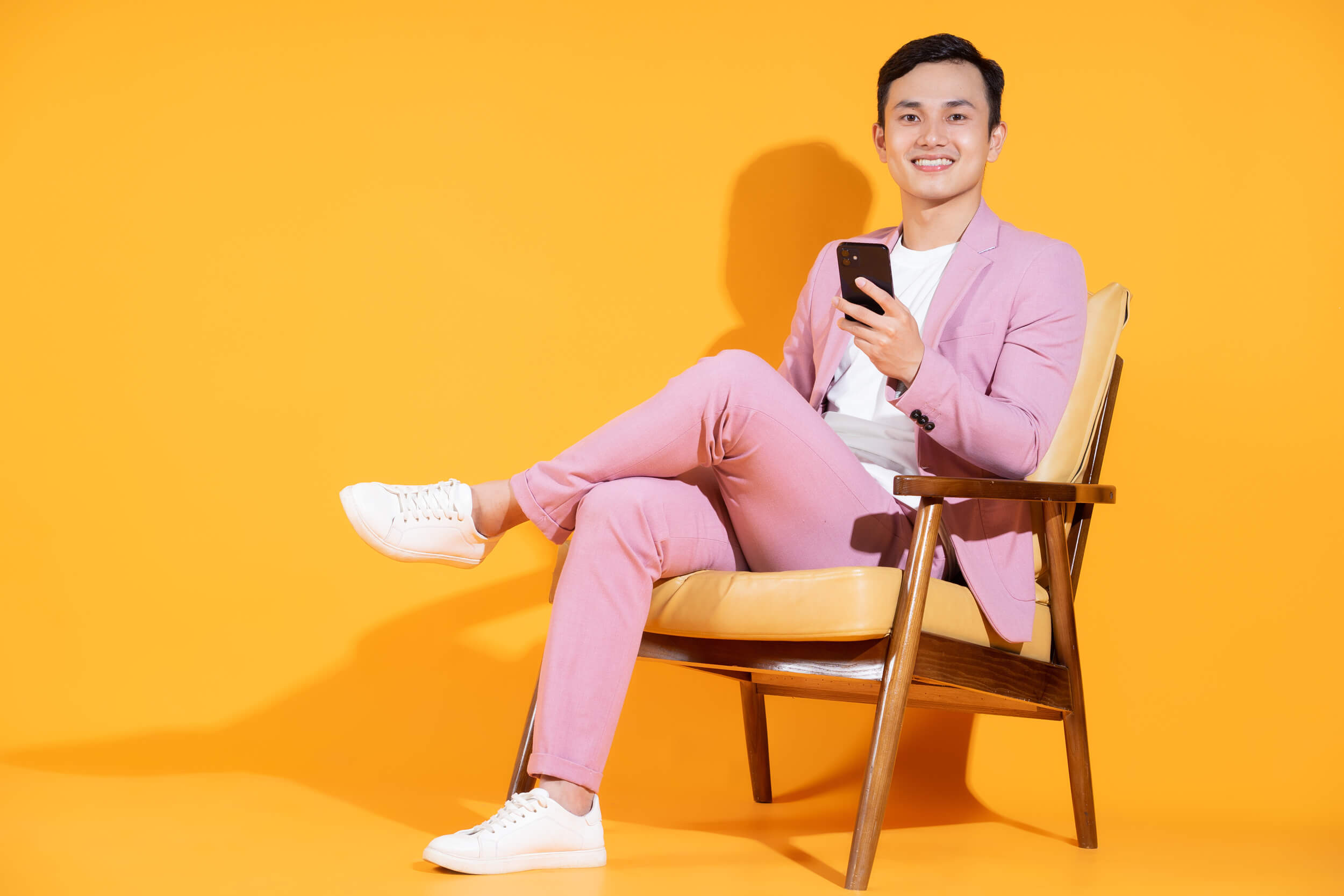 homme assis avec tel