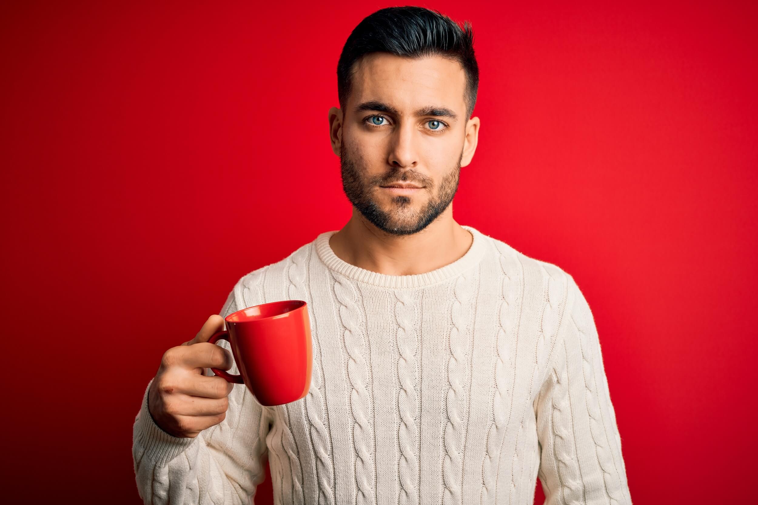 homme avec une tasse