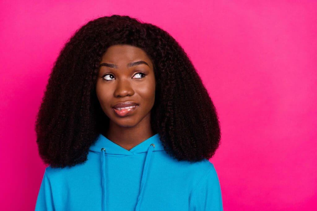 jeune fille se méfie