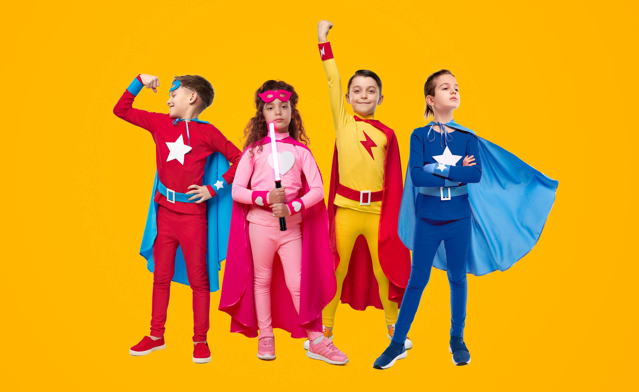des enfants habillés en super héros