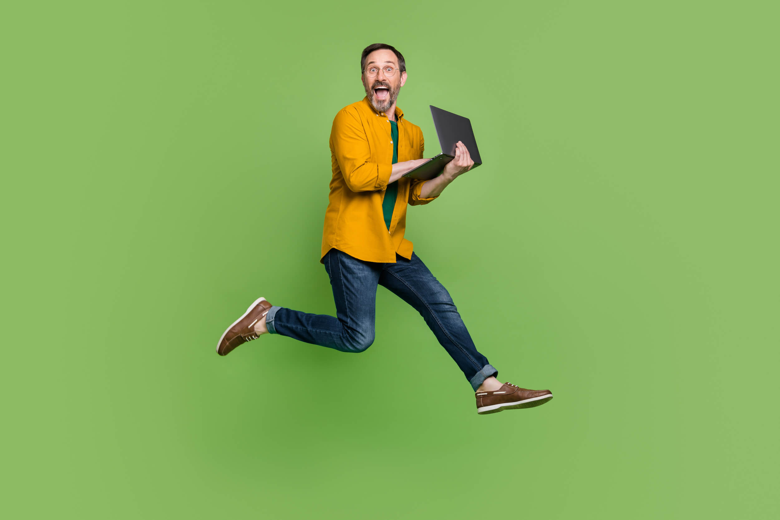 homme avec ordi qui saute