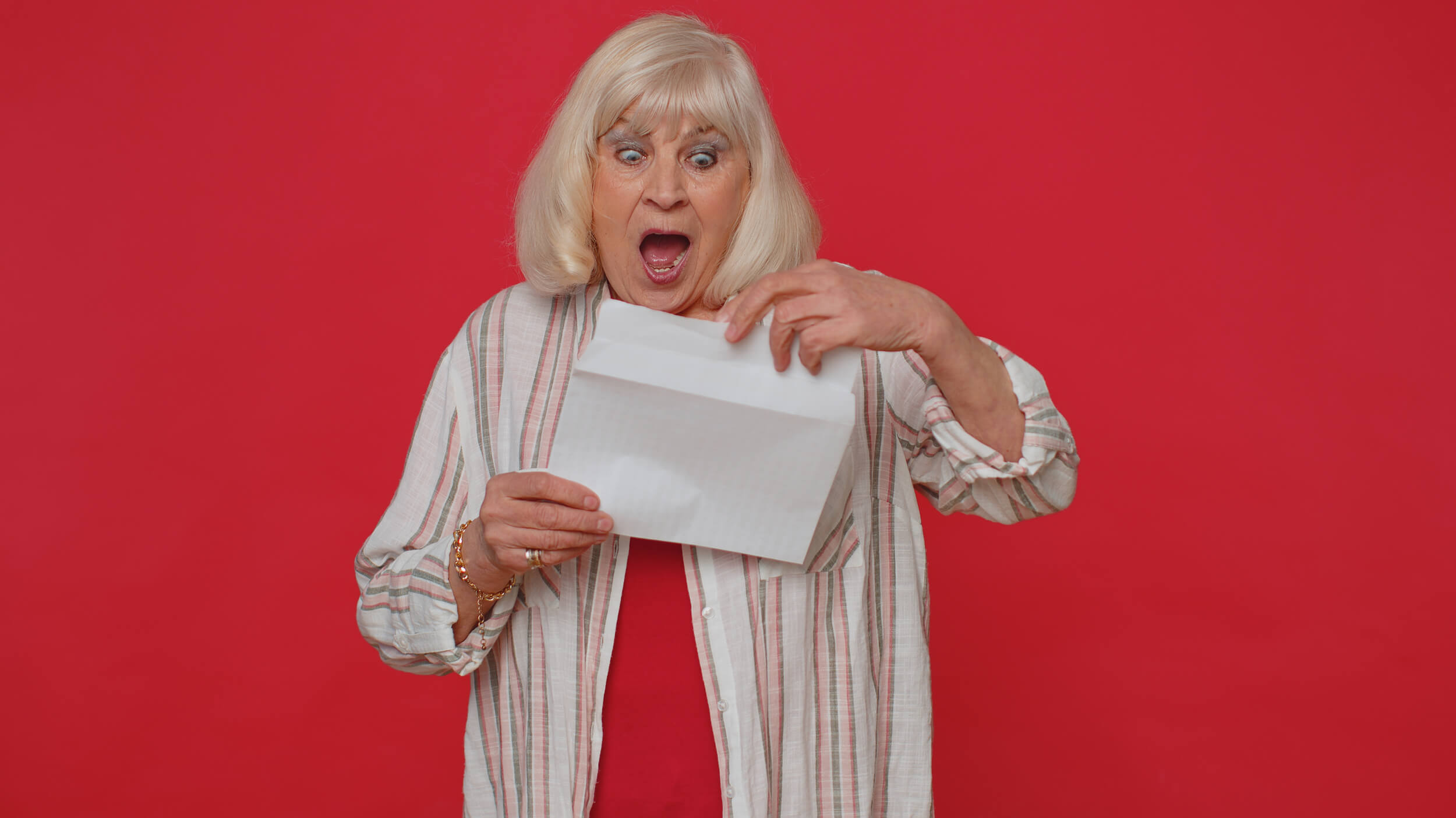 femme ouvrant une facture