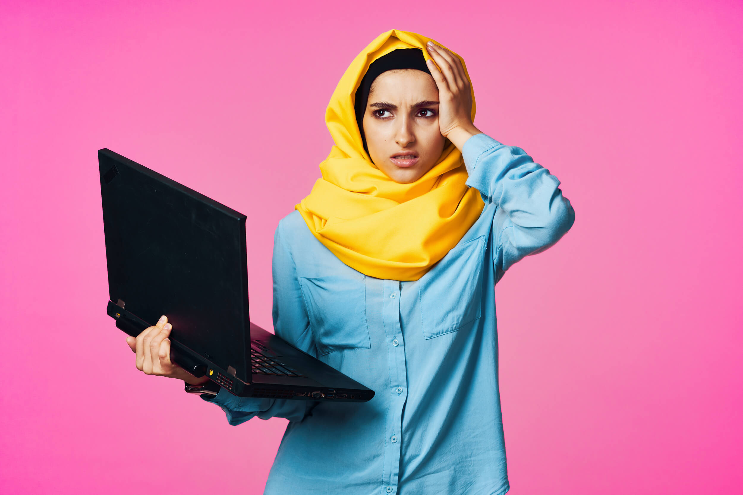 femme réfléchit avec un ordi