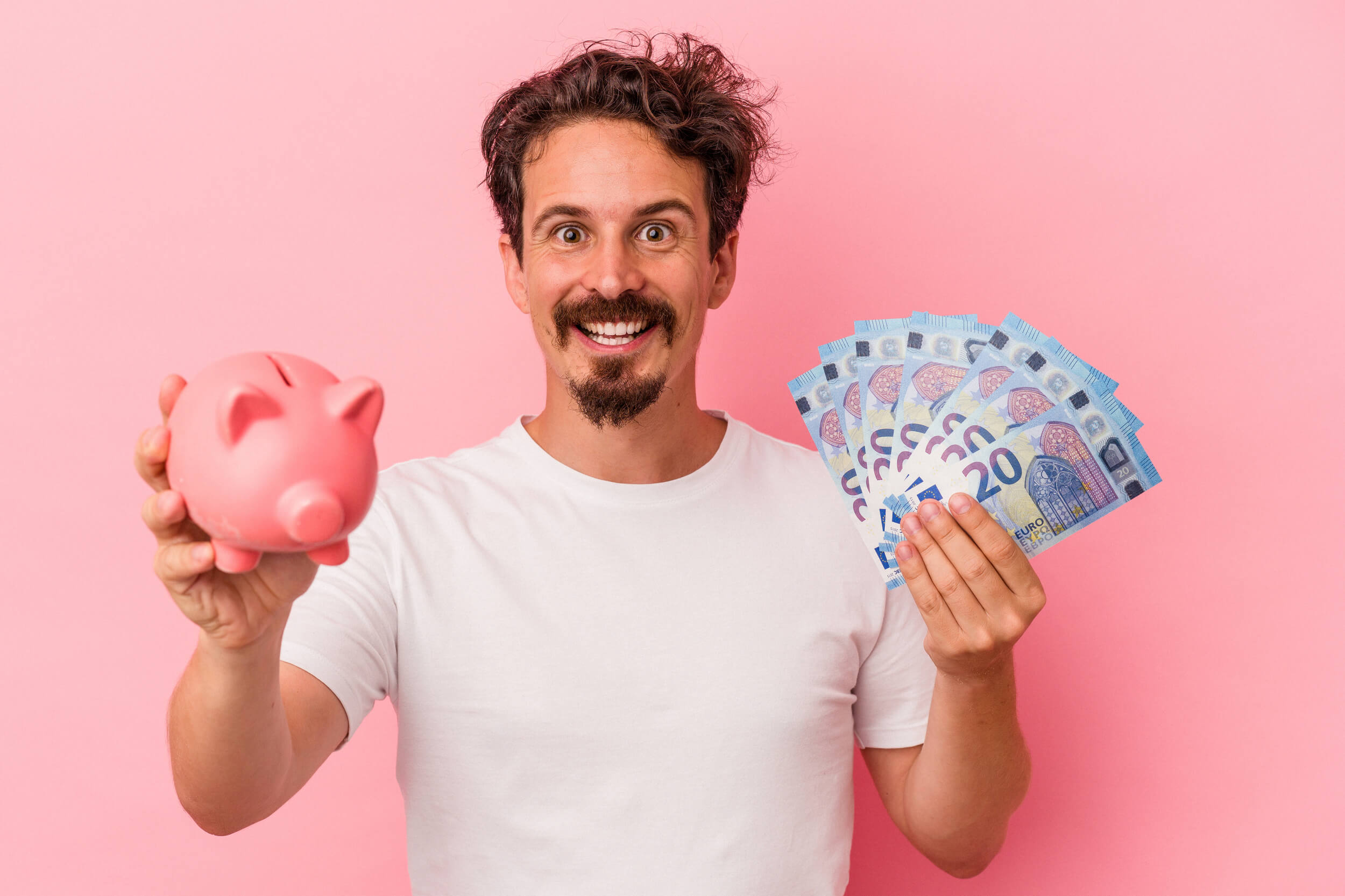 homme avec argent et cochon tirelire