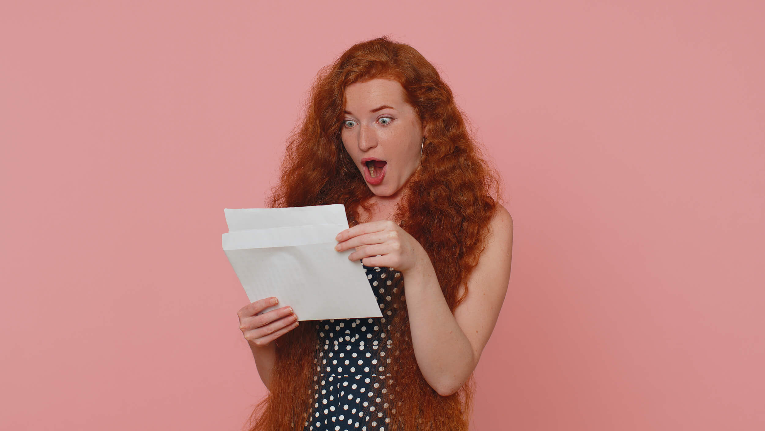 Photo d'une femme surprise recevant sa facture