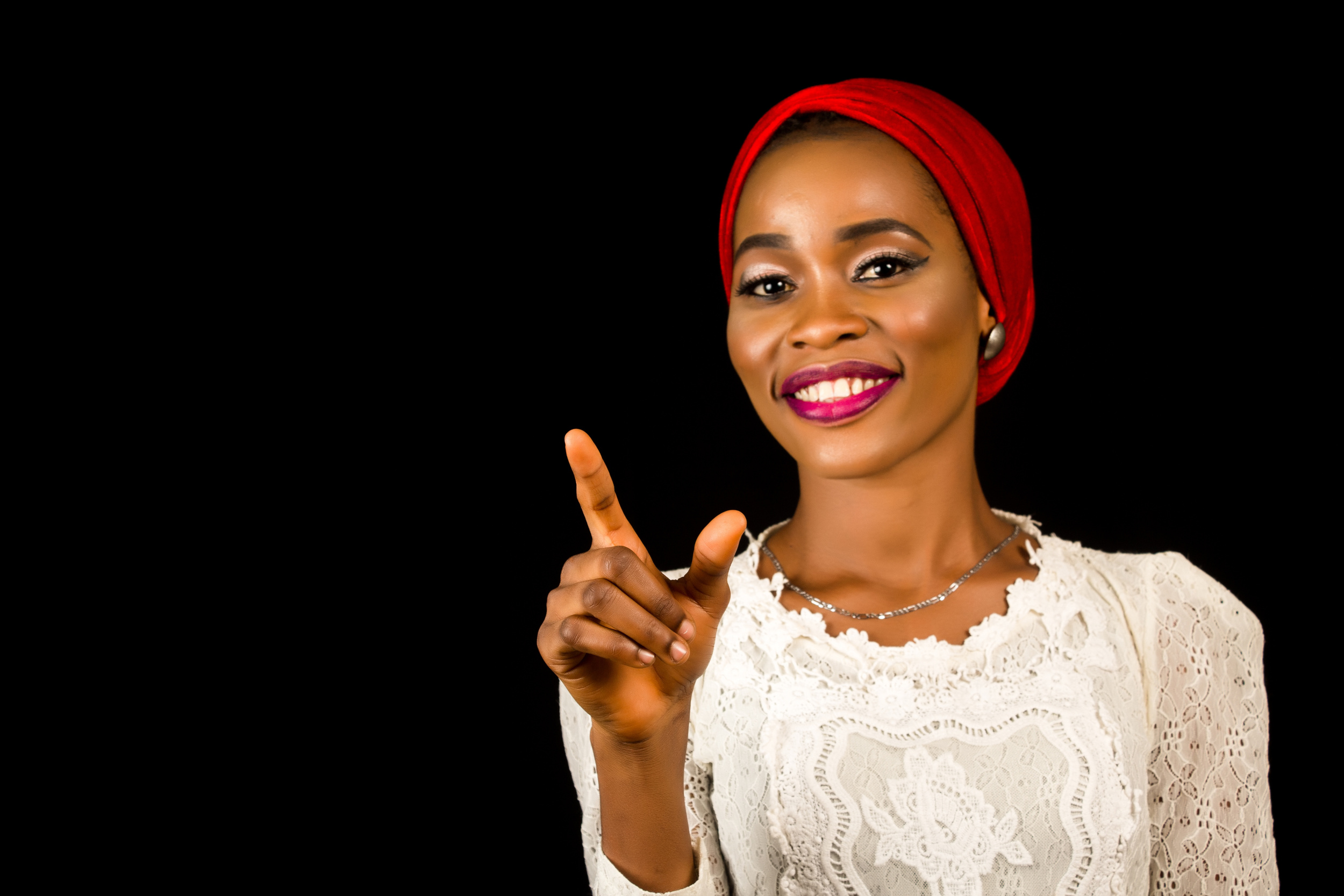 jeune femme pointe du doigt