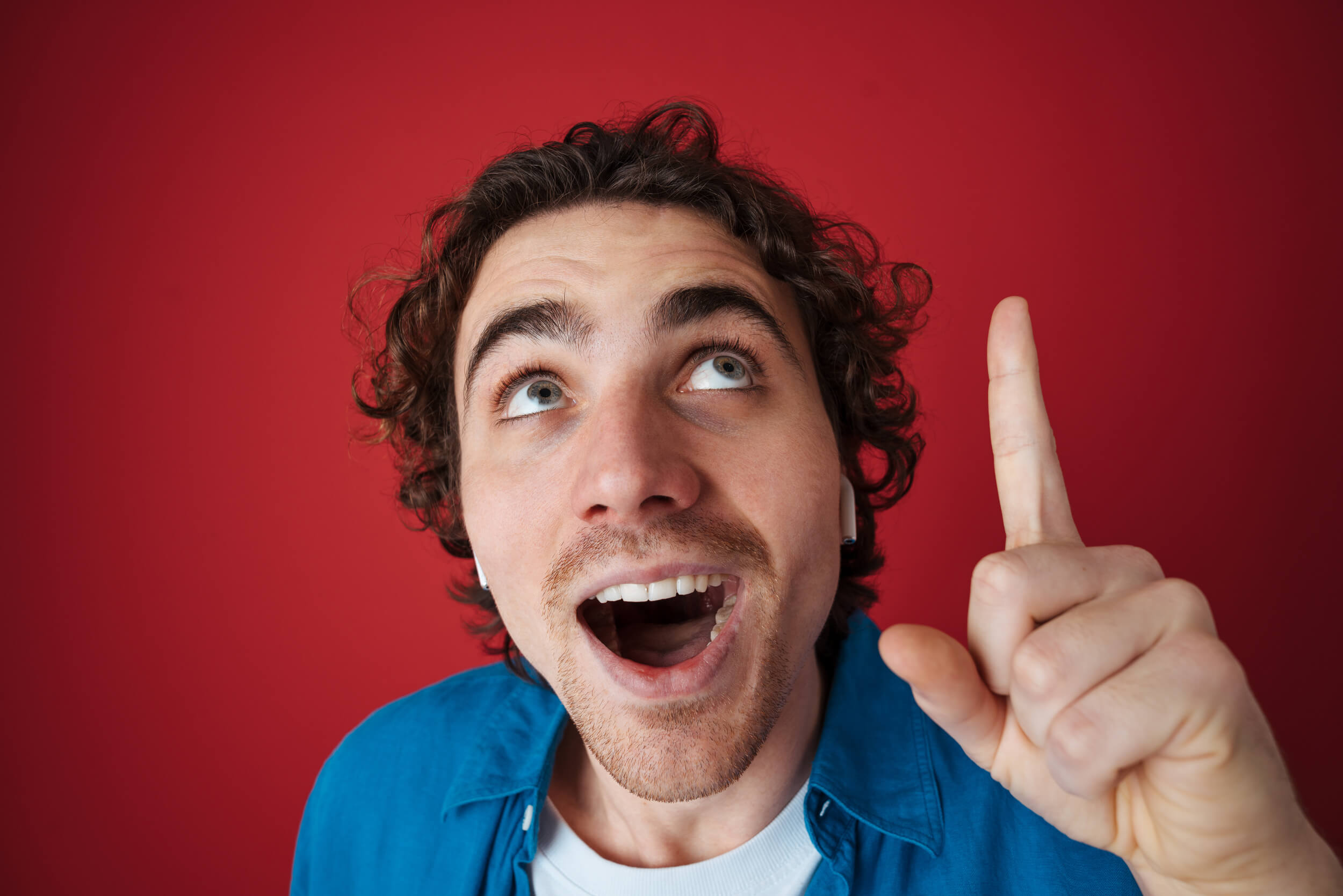 homme le doigt levé