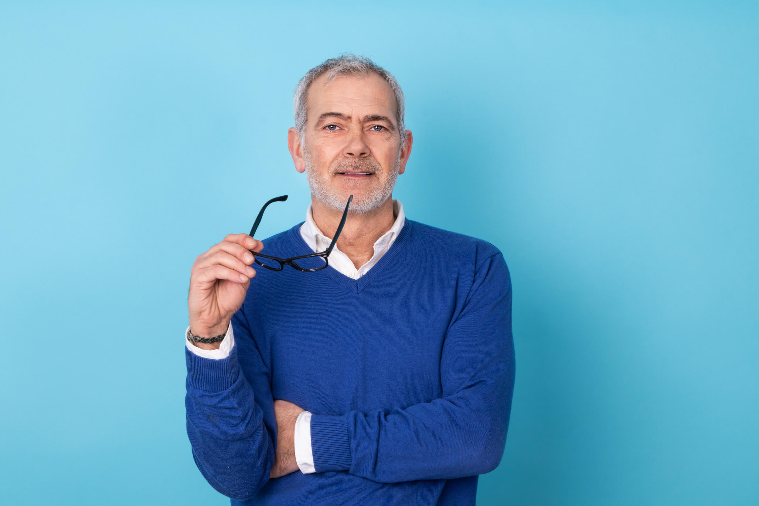 homme à lunette réfléchit