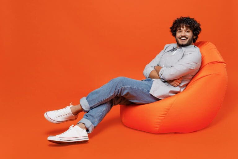 homme sur un pouf