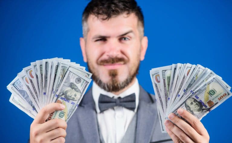 homme avec de l'argent