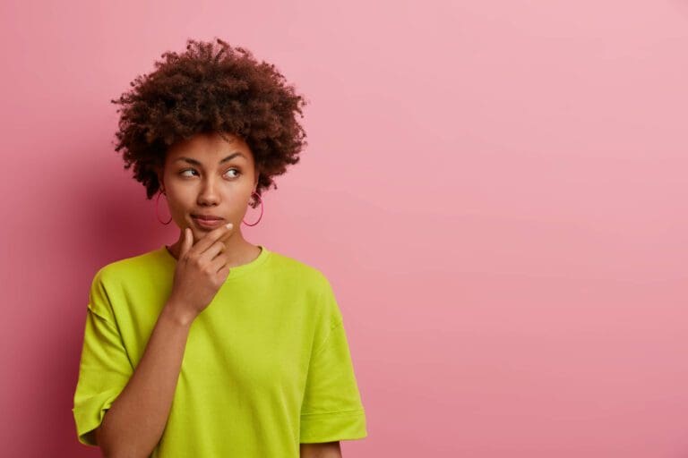 femme réfléchit