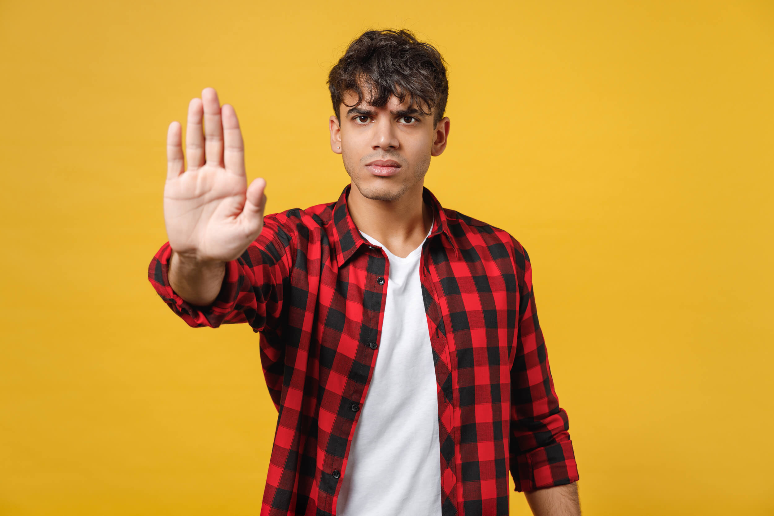 homme met sa main devant en signe de stop