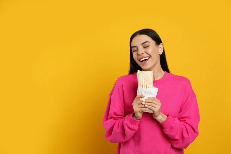 femme avec un panini