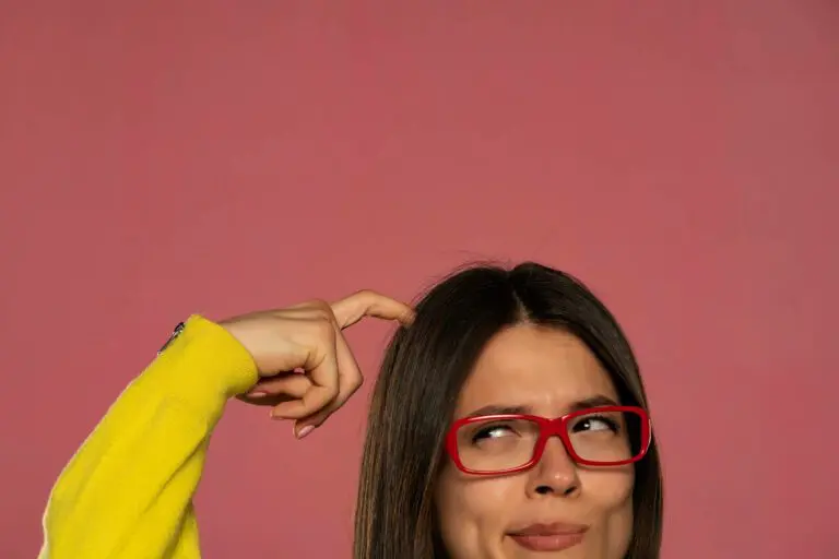femme se gratte la tête