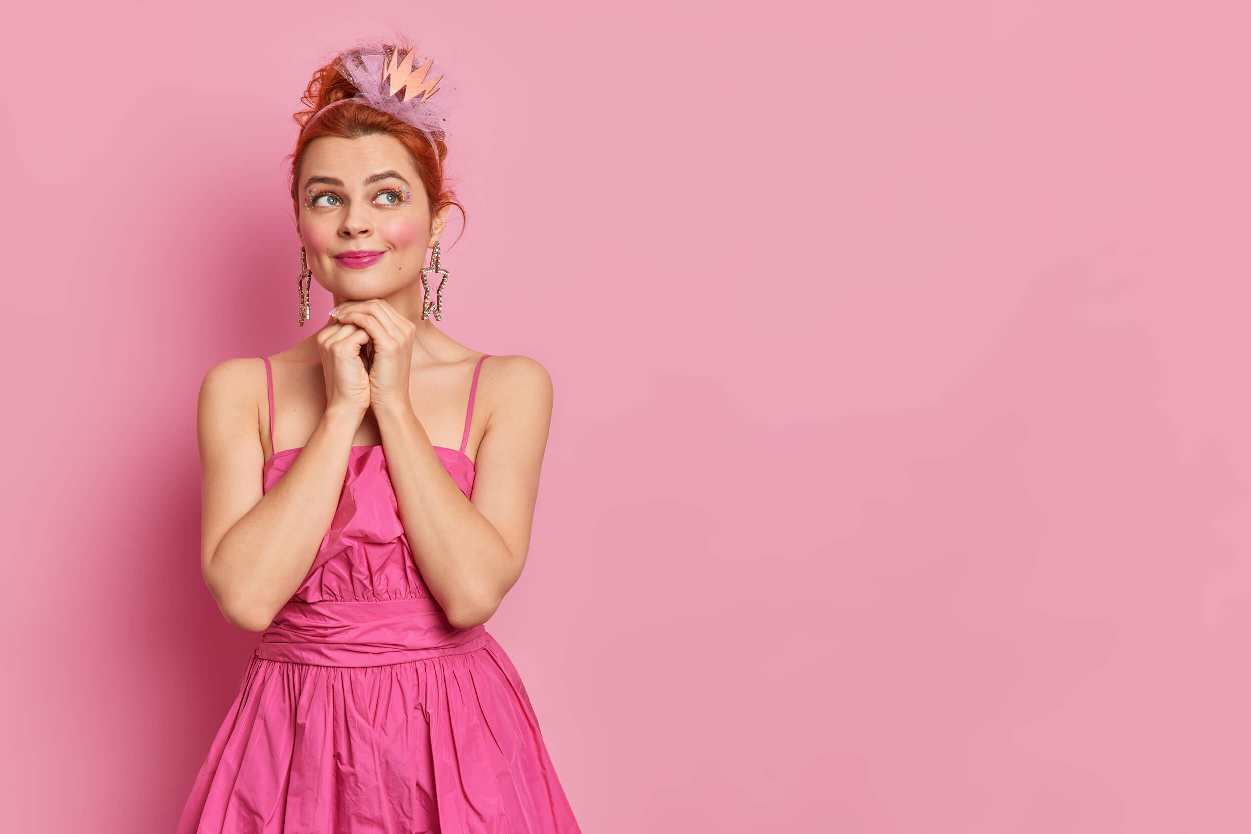 jeune fille espiègle