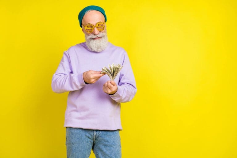 homme mûr avec une liasse de billets dans la main