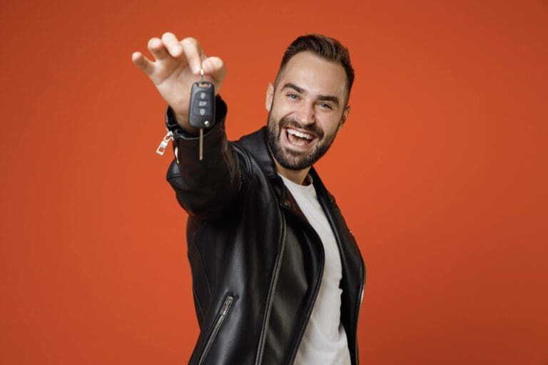 homme tient des clés de voiture dans sa main
