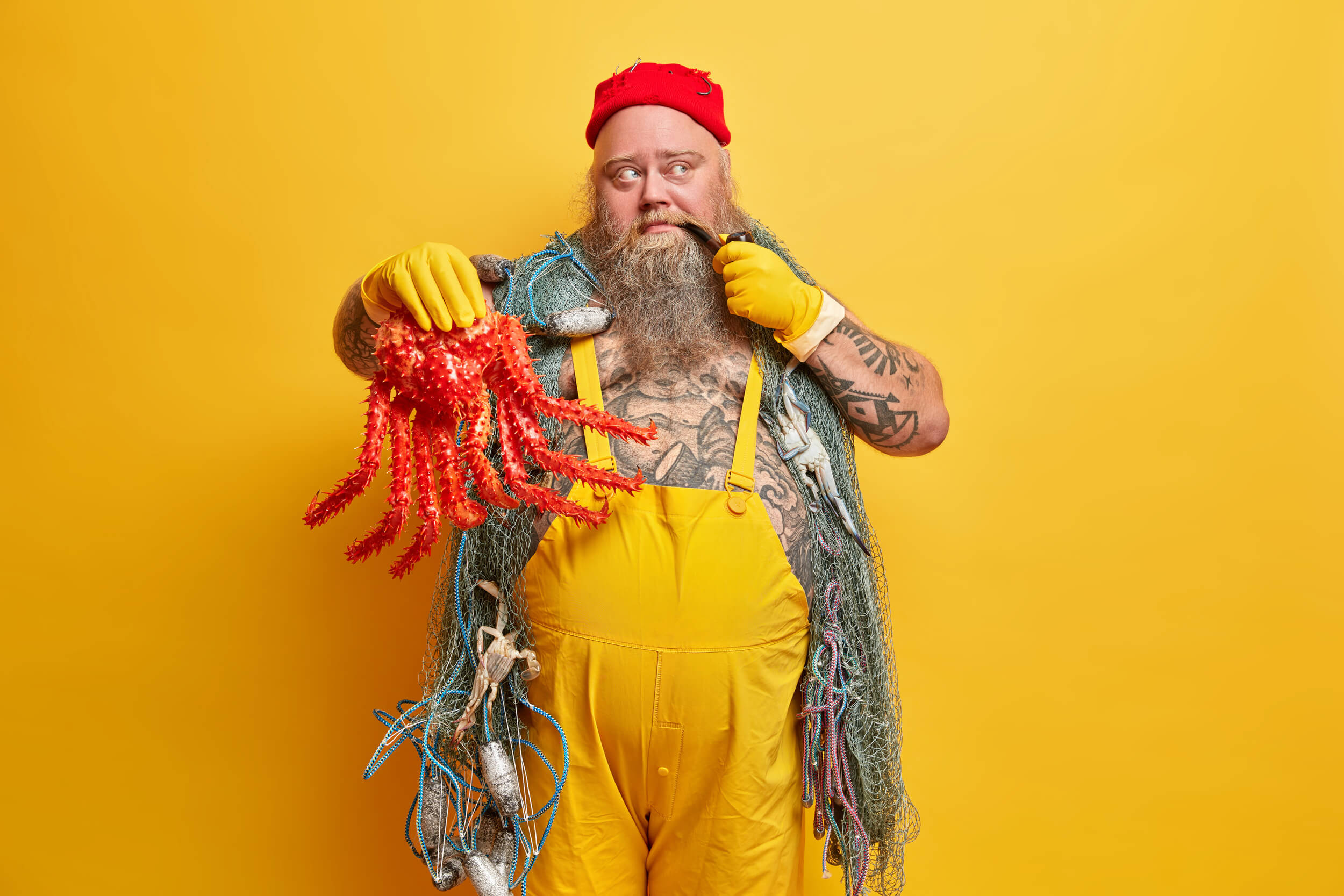 vieux monsieur dans des filets de pêche